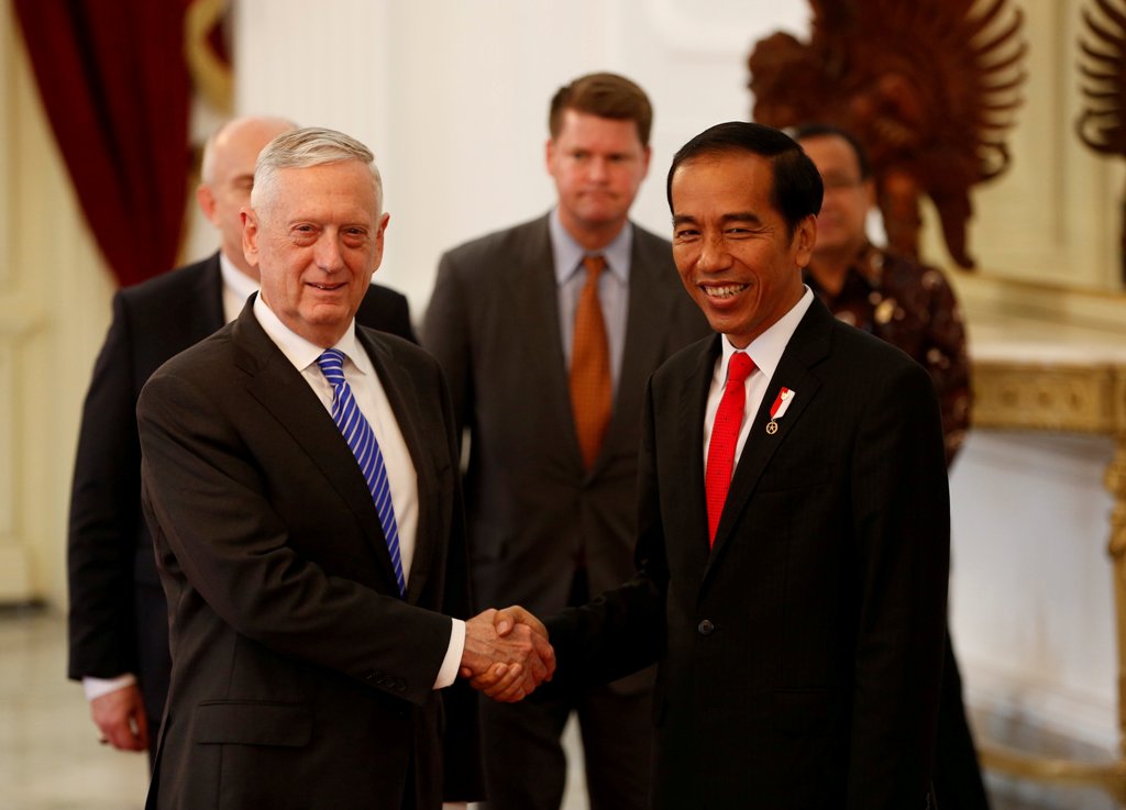 US Secretary of Defence Jim Mattis (L) shakes hands with Indonesia's President Joko Widodo during his visit to the presidential palace in Jakarta, Indonesia January 23, 2018. REUTERS/Darren Whiteside