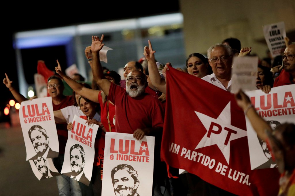 Supporters of former Brazilian President Luiz Inacio Lula da Silva attend a rally in support of his candidacy for the 2018 presidential race, in Brasilia, Brazil, January 23, 2018. REUTERS/Ueslei Marcelino