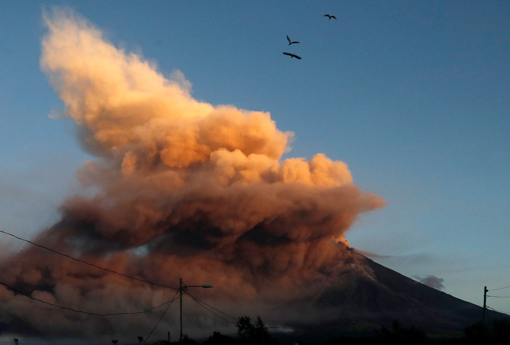 A view of Mayon Volcano erupts anew in the town of Daraga, Albay province, Philippines 24 January 2018. EPA/FRANCIS R. MALASIG