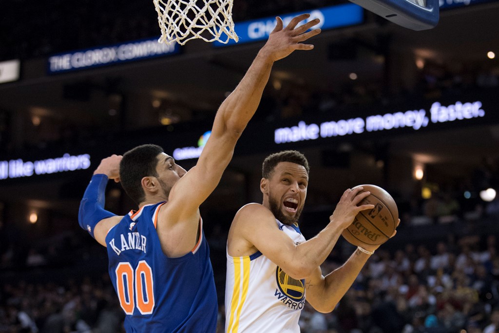 Golden State Warriors guard Stephen Curry (30) shoots the basketball against New York Knicks center Enes Kanter (00) during the third quarter at Oracle Arena. The Warriors defeated the Knicks 123-112. Kyle Terada-USA TODAY Sports
