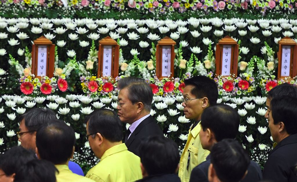 South Korean President Moon Jae-In (C) visits a joint memorial altar for the victims of a hospital fire at a gymnasium in Miryang on January 27, 2018. AFP / Jung Yeon-Je