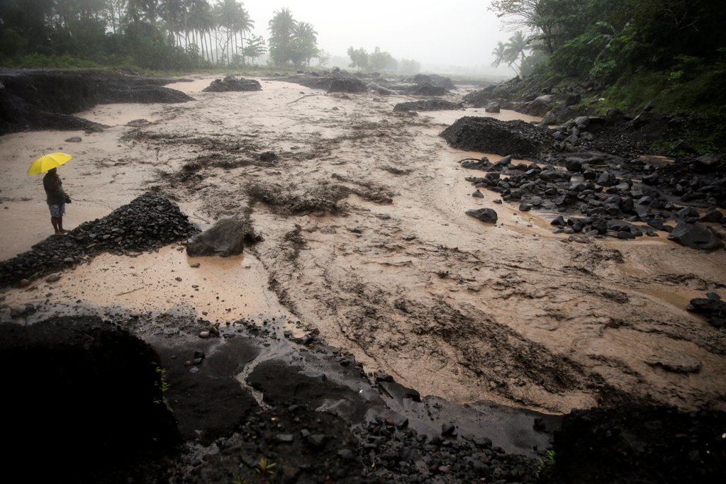 A resident watches a river with lahar flowing from Mount Mayon volcano in Guinobatan, Albay province, south of Manila, Philippines January 27, 2018. REUTERS/Romeo Ranoco	