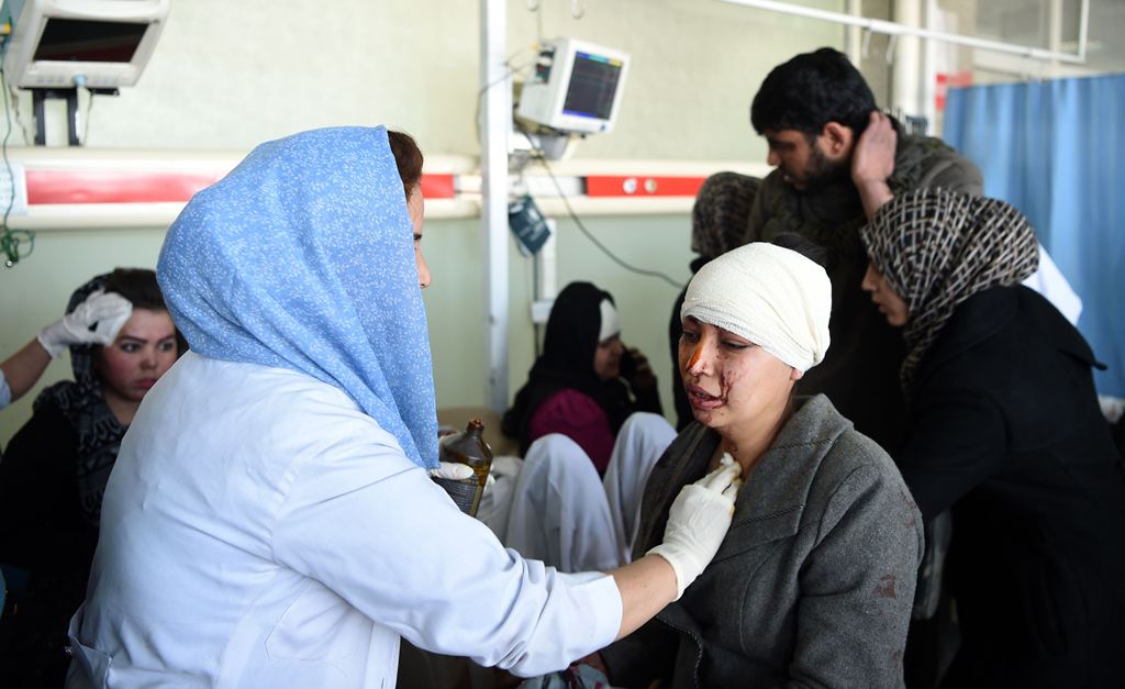 Afghan medical staff treat a wounded women, after a car bomb exploded near the old Interior Ministry building, at Jamhuriat Hospital in Kabul on January 27, 2018. (AFP / WAKIL KOHSAR)