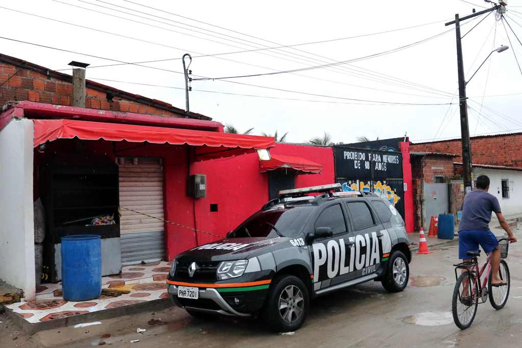 View of facade of the nightclub where 14 people were killed in an early Saturday shootout, in Fortaleza, northeastern brazil, on January 27, 2018. / AFP / Rodrigo CARVALHO