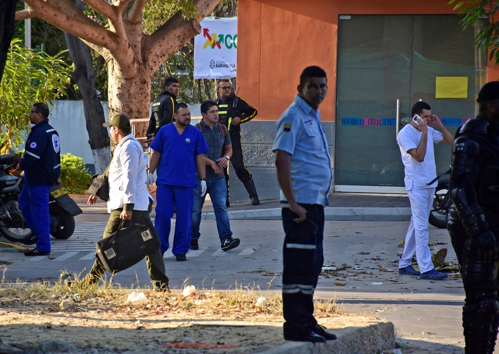Police officers and forensics team members work at the site of a bomb attack on a police station of the San Jose district, in Barranquilla, Colombia January 27, 2018. REUTERS/Jairo Cassiani NO RESALES. 
