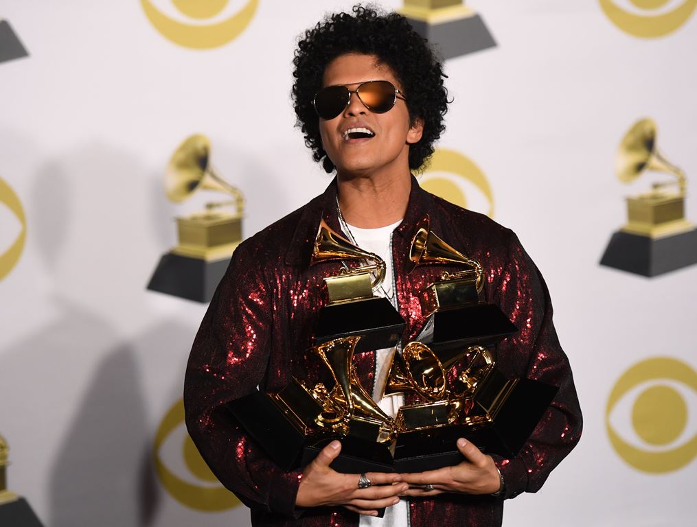 Singer Bruno Mars poses in the press room with his Grammy trophies during the 60th Annual Grammy Awards on January 28, 2018, in New York. AFP / Don EMMERT
