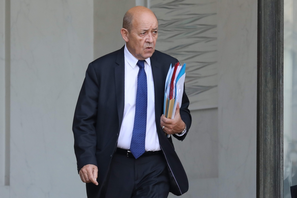 French Minister of Europe and Foreign Affairs Jean-Yves Le Drian leaves the Elysee presidential palace after a weekly cabinet meeting on January 24, 2018 in Paris. / AFP / LUDOVIC MARIN