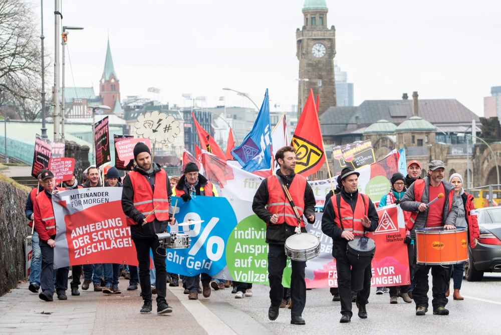 German metalworkers take part in a demonstration for higher pay on January 24, 2018 in Hamburg, northern Germany. AFP / DPA / Daniel Bockwoldt