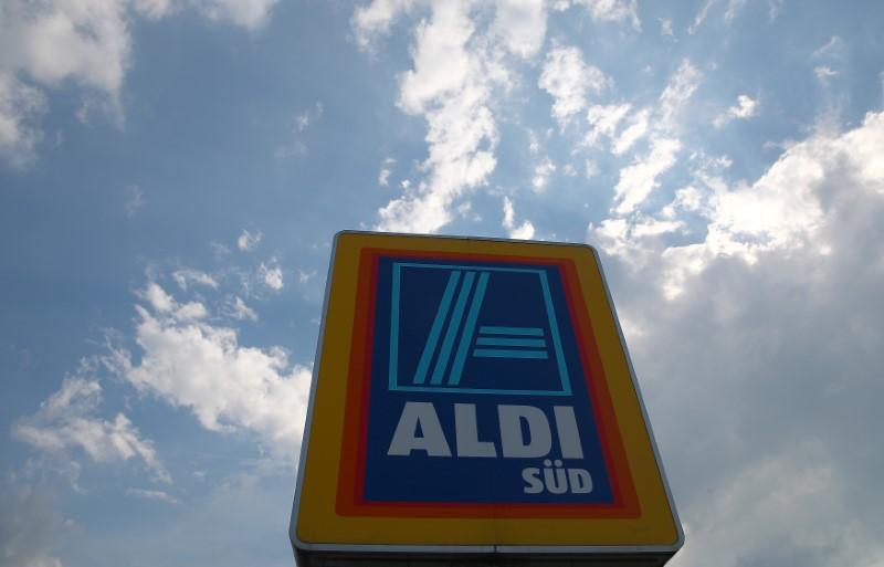 A sign directing shoppers to an ALDI Sued grocery store in Unterhaching, Germany May 18, 2017. Reuters/Michael Dalder