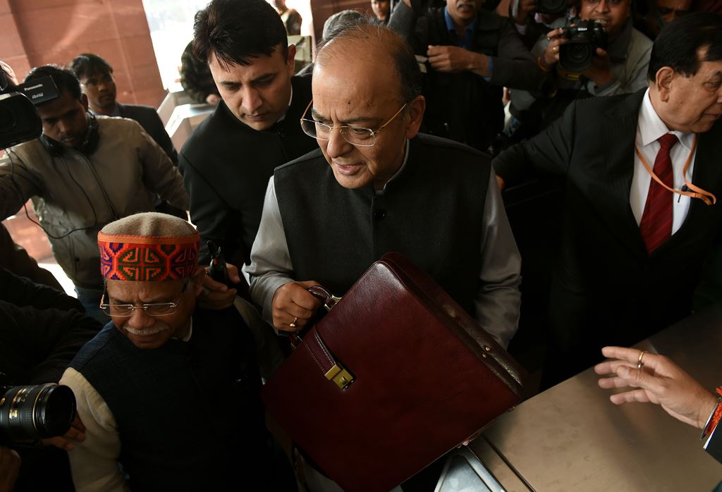 Indian Finance Minister Arun Jaitley (C) arrives at Parliament House to present the Union Budget in New Delhi on February 1, 2018. AFP / Money SHARMA
