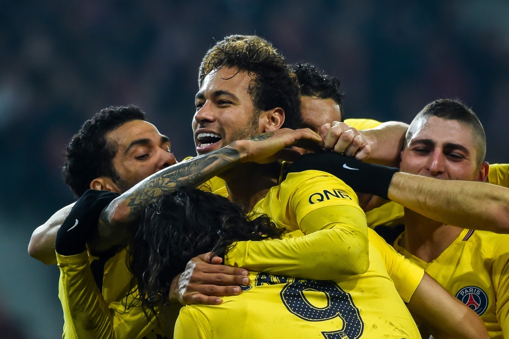 Paris Saint-Germain's Brazilian forward Neymar (C) celebrates with teammates after scoring a goal during French L1 football match between Lille Losc and Paris Saint-Germain (PSG), at the Pierre-Mauroy stadium, in Villeneuve-d'Ascq, on February 3, 2018. / 