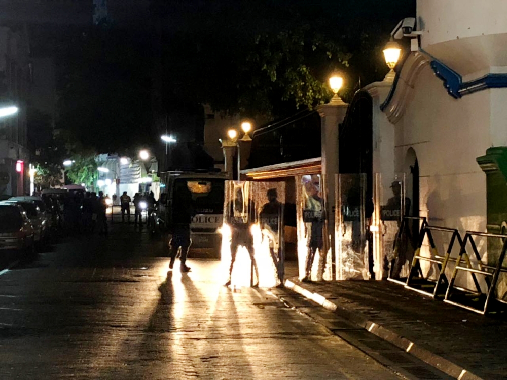 This image received from the Mihaaru newspaper shows security forces standing guard outside the Supreme Court in Male after Maldivian President Abdulla Yameen declared a state of emergency on February 5, 2018. AFP Photo / Mihaaru