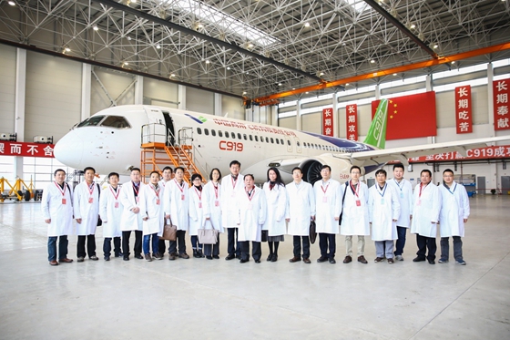 The leaders and experts attending the meeting visited C919 AC101. (Photo courtesy: english.comac.cc)