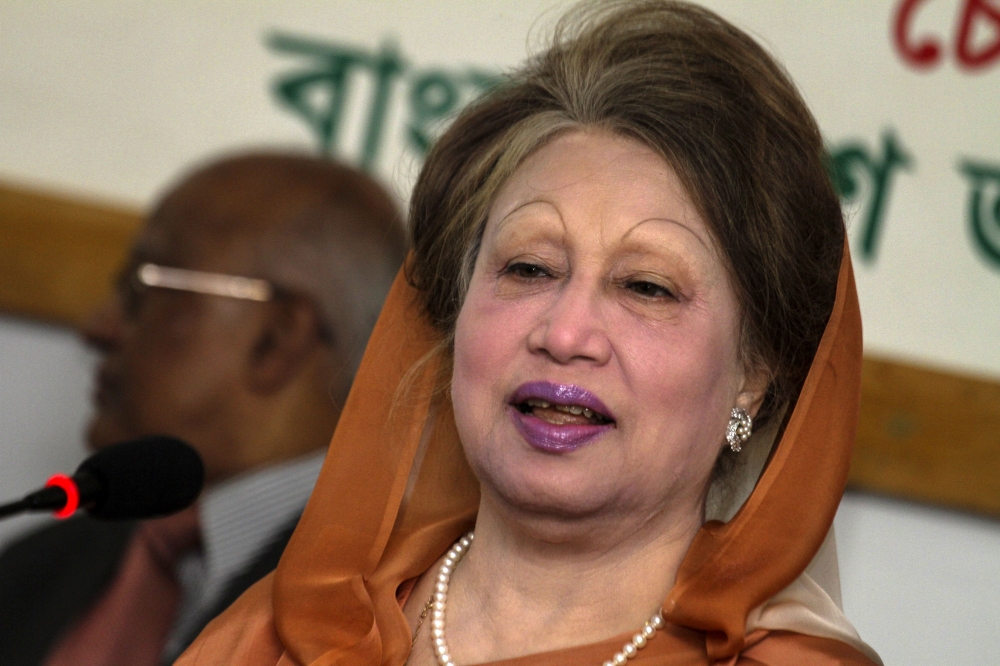 Bangladesh opposition leader Khaleda Zia speaks during a press conference in Dhaka on February 7, 2018. / AFP / Munir UZ ZAMAN 