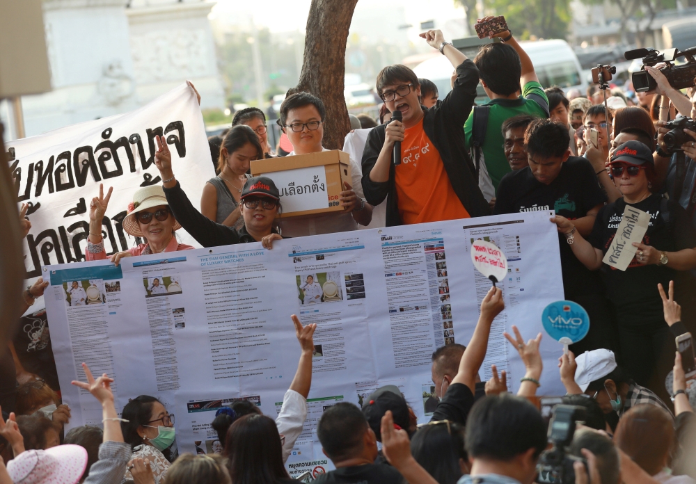 :Pro-democracy activists shout their demands during protest against junta near Democracy Monument in Bangkok, Thailand February 10, 2018. (REUTERS/Soe Zeya Tun)