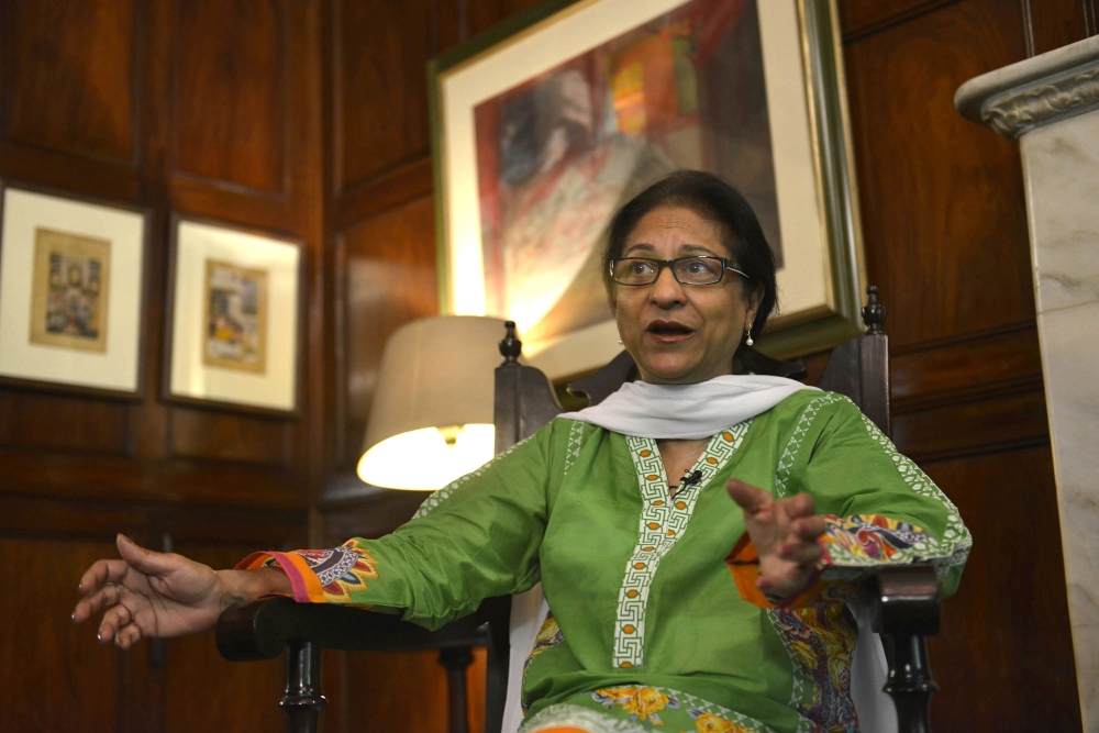 (FILES) In this photograph taken on October 4, 2014, Pakistani human rights activist and Supreme Court lawyer Asma Jahangir gestures during an interview with AFP in Lahore. AFP / ARIF ALI