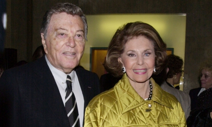 Singer Vic Damone (L) and his wife, dancer/singer Cyd Charisse , arrive at the 15th annual Professional Dancers Society tribute to Carol Burnett in Beverly Hills, U.S., February 11, 2001. Reuters