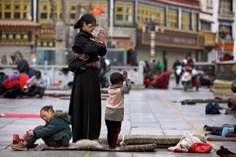 FILE PHOTO: Tibetans pray outside Jokhang Monastery ahead of Tibetan New Year's Day in Lhasa, Tibet autonomous region, February 28, 2014. Reuters/Jacky Chen/File Photo	