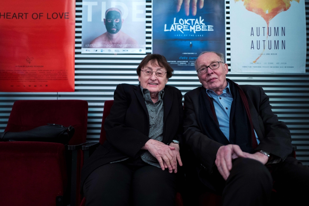 (FILES) This file photo taken on February 8, 2018, shows German married couple Erika and Ulrich Gregor posing in the lobby of a movie theatre in Berlin. AFP / John MacDougall 
