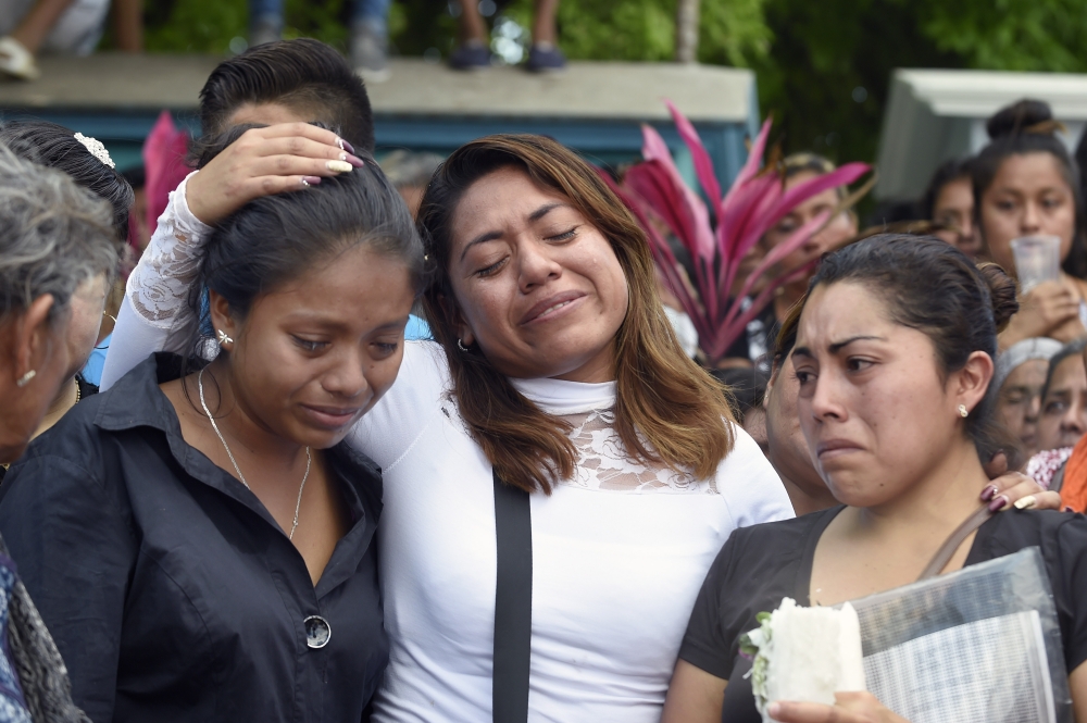 Relatives and friends of thirteen people killed when a military helicopter fell on a van in Santiago Jamiltepec, Oaxaca state, Mexico, attend the funeral of one of the victims, on February 18, 2018. AFP / ALFREDO ESTRELLA