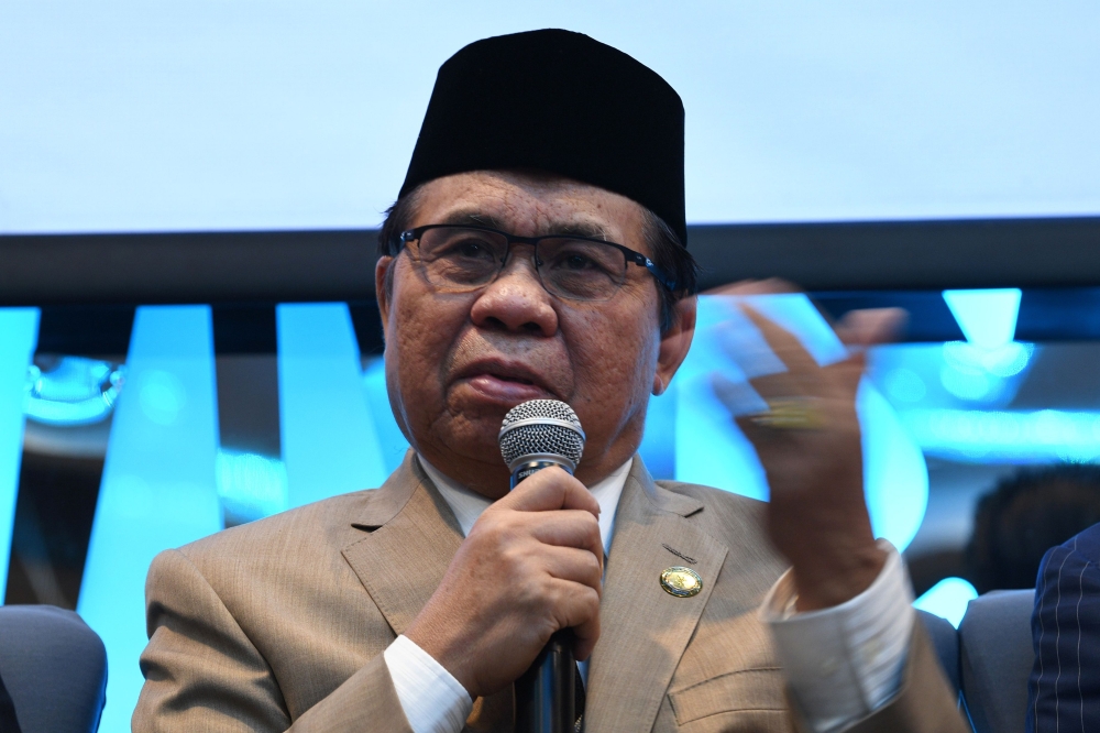 Murad Ebrahim, chairman of Moro Islamic Liberation Front (MILF), gestures as he speaks during a Foreign Correspondents Association of the Philippines (FOCAP) forum in Manila on February 20, 2018. AFP / TED ALJIBE