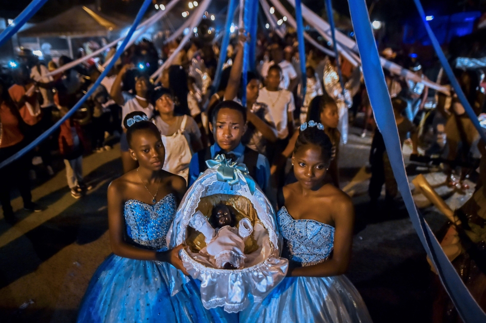 Afro-Colombians hold a basket with 