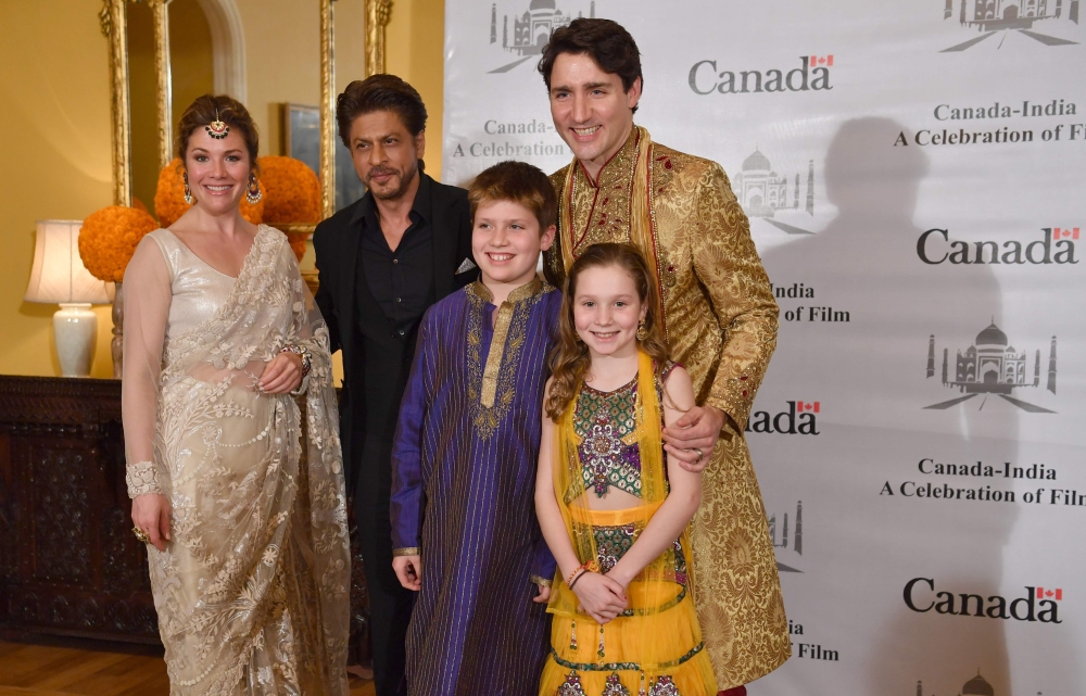 Canadian Prime Minister Justin Trudeau (R), his wife Sophie Grégoire Trudeau (L), daughter Ella-Grace (2R) and son Xavier James (3R) pose for a photograph with Bollywood actor Shahrukh Khan in Mumbai on February 20, 2018. trudeau and his family are visiti