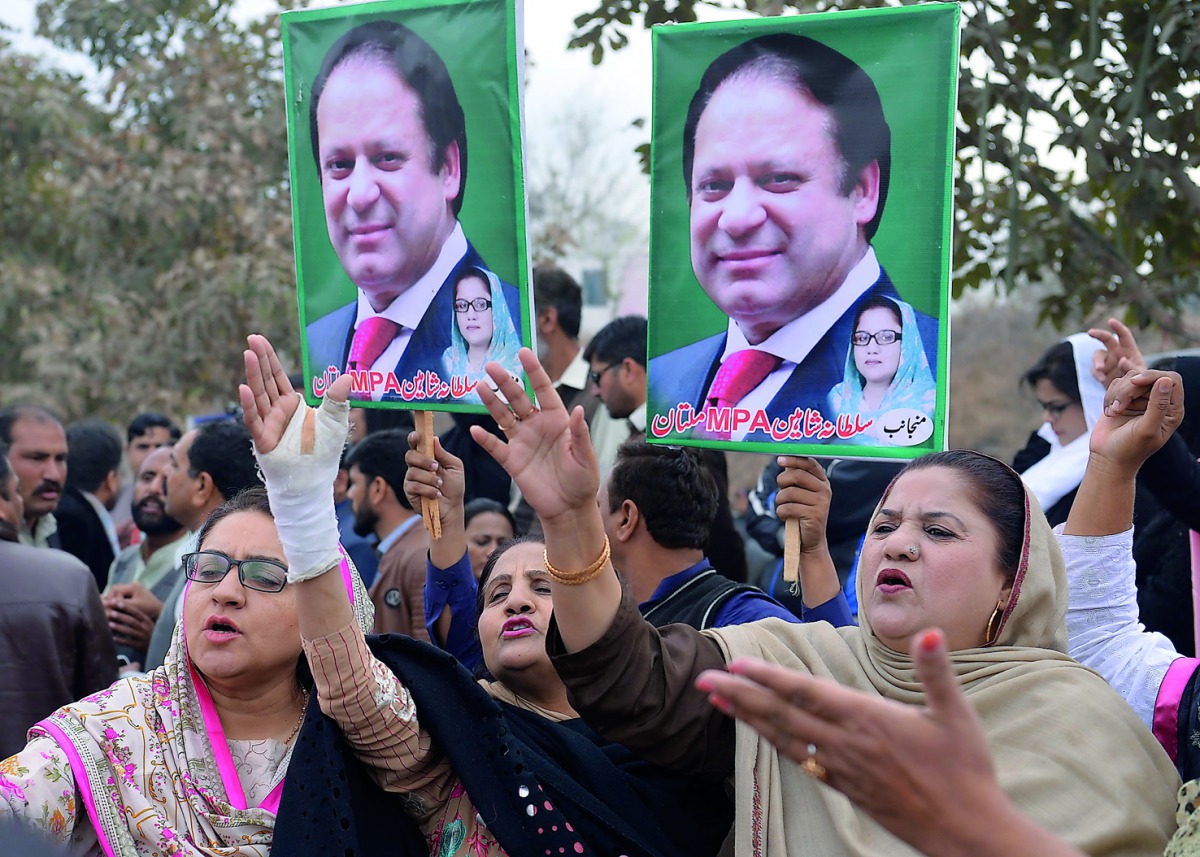 Supporters of ousted Pakistani prime minister Nawaz Sharif shout slogans against the Supreme Court verdict outside an accountability court where Sharif arrived to face corruption charges in Islamabad on February 22, 2018. AFP / Aamir Qureshi
