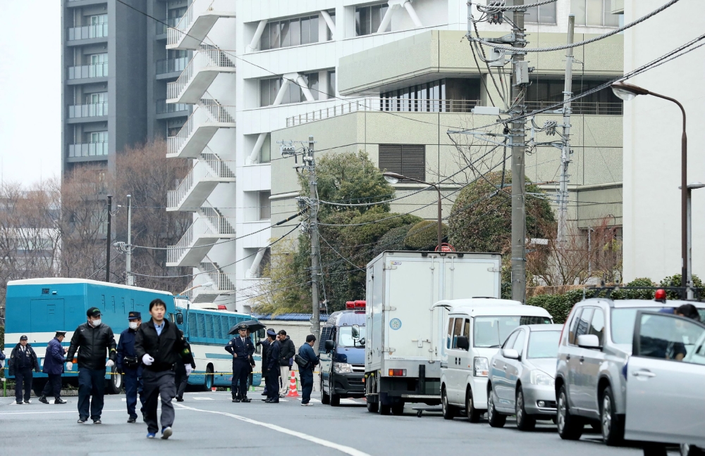 Japanese police stand guard near the General Association of Korean Residents in Japan that serves as a defacto embassy for North Koreans, in Tokyo on February 23, 2018. Japan OUT / AFP / JIJI PRESS 