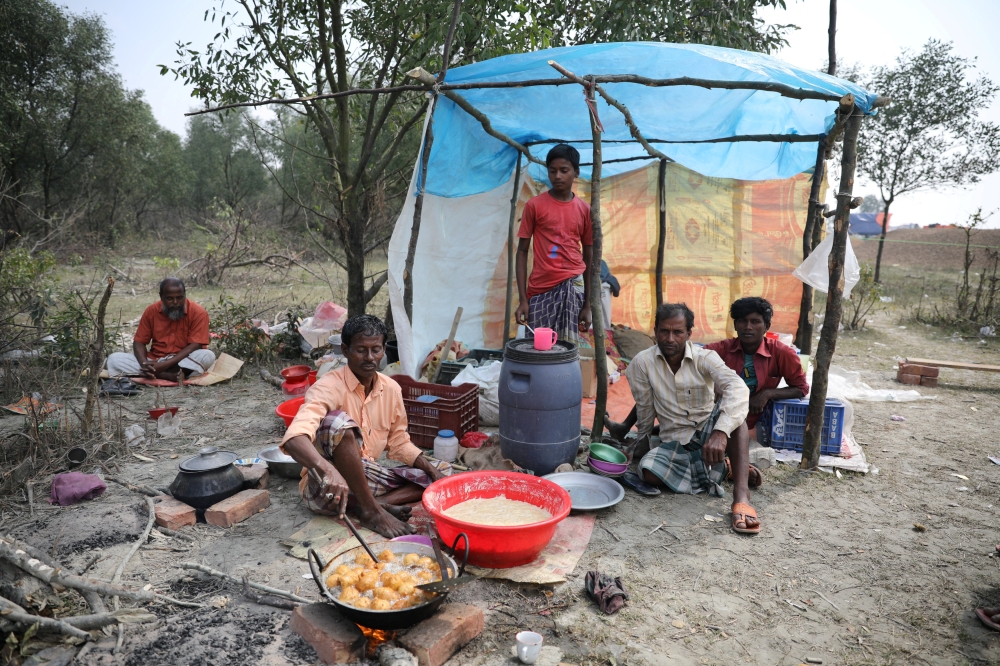 A man cooks a meal in his makeshift restaurant on the island of Bhasan Char in the Bay of Bengal, Bangladesh February 14, 2018. Picture taken February 14, 2018. REUTERS/Stringer
