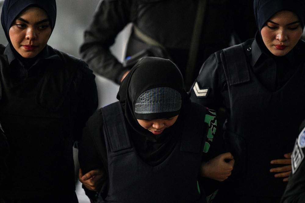 Indonesian national Siti Aisyah (C) is escorted by Malaysian police for another appearance at court for her trial at the Shah Alam High Court in Shah Alam, outside Kuala Lumpur on February 22, 2018 for her alleged role in the assassination of Kim Jong-Nam