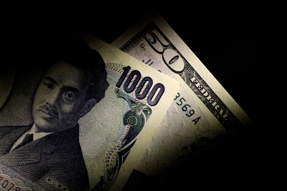 FILE PHOTO: Japan Yen and U.S. Dollar notes are seen in this June 22, 2017 illustration photo. REUTERS/Thomas White/Illustration/File Photo
