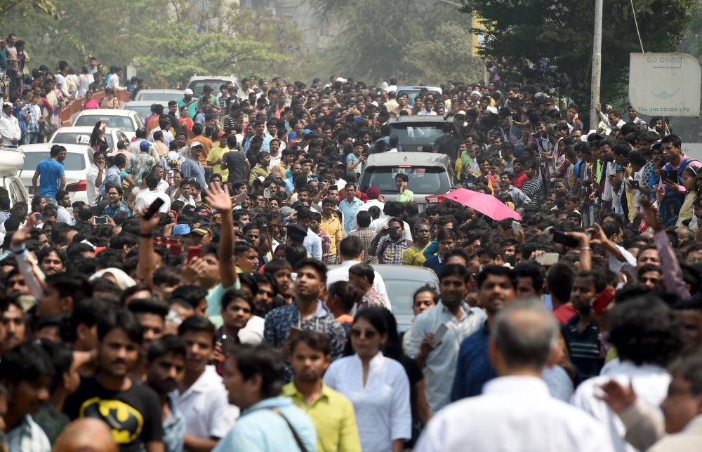 Indian fans gather outside the house of the late Bollywood actress Sridevi Kapoor ahead of her funeral in Mumbai on February 28, 2018. / AFP / PUNIT PARANJPE 
