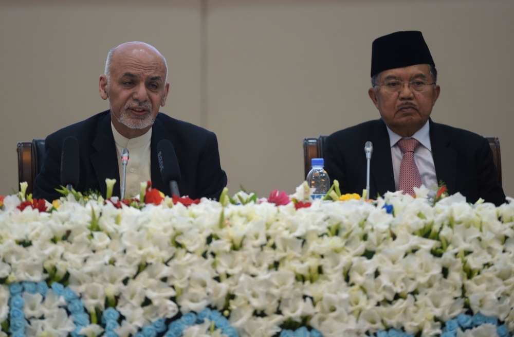 Afghan President Ashraf Ghani (L) talks as Indonesian Vice President Jusuf Kalla (R) looks on at the second Kabul Process conference at the Presidential Palace in Kabul on February 28, 2018. AFP / Shah Marai 