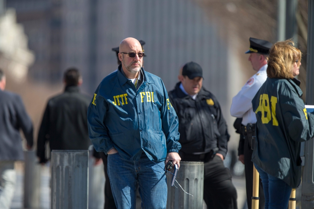FBI officers are seen outside the White House as several blocks are closed down by the United States Secret Service on March 3, 2018 in Washington, DC. / AFP / Alex Edelman 