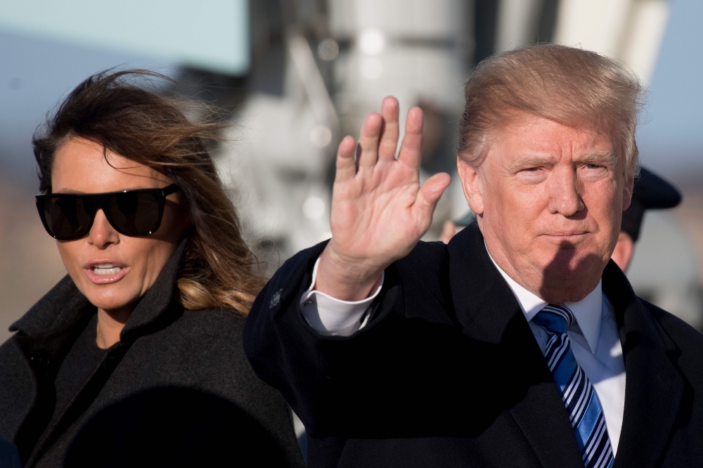 US President Donald Trump and First Lady Melania Trump walk off Air Force One at Andrews Air Force Base, Maryland, on March 3, 2018. / AFP / JIM WATSON
