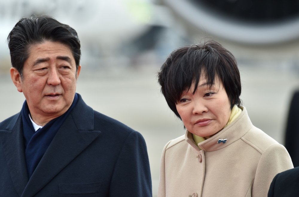 (FILES) This file picture taken on February 28, 2017 shows Japan's Prime Minister Shinzo Abe (L) and his wife Akie Abe (R) at Tokyo's Haneda Airport. AFP / KAZUHIRO NOGI
