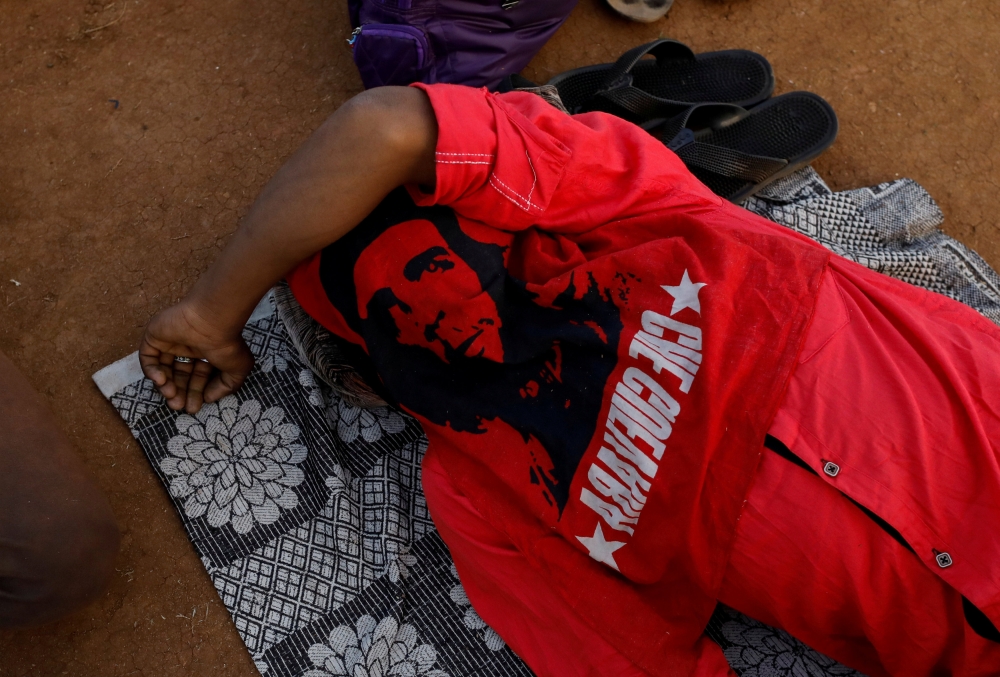A farmer covers his face with a bandana with an image of Che Guevara as he sleeps before a rally organised by All India Kisan Sabha (AIKS) in Mumbai, India March 12, 2018. Reuters/Danish Siddiqui