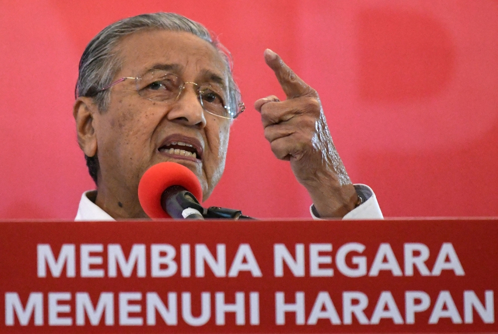 This picture taken on March 8, 2018 shows former Malaysian prime minister and opposition prime ministerial candidate Mahathir Mohamad gesturing during his speech after launching the four-party coalition Pact of Hope (Pakatan Harapan) election manifesto in