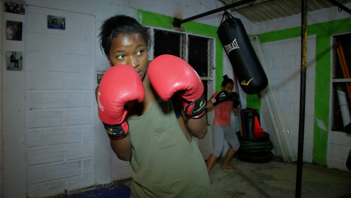
The project aims to keep teenagers off the streets and away from crime by offering boxing as an alternative to gang life, in turn trying to make Colombia's second city of Medellin safer.