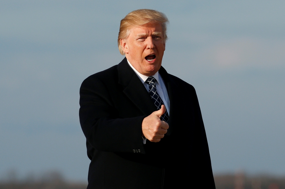 U.S. President Donald Trump gives thumbs-up as he returns from Palm Beach, Florida, at Joint Base Andrews in Maryland, U.S., March 25, 2018. REUTERS/Joshua Roberts
