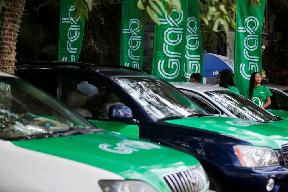 Grab cars are seen during a launch ceremony in Phnom Penh, Cambodia, December 19, 2017 (Reuters/Samrang Pring)