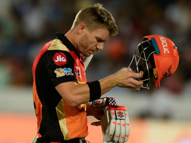 Sunrisers Hyderabad captain David Warner walks off the pitch during a 2017 Indian Premier League (IPL) Twenty20 cricket match. AFP / NOAH SEELAM / File photo