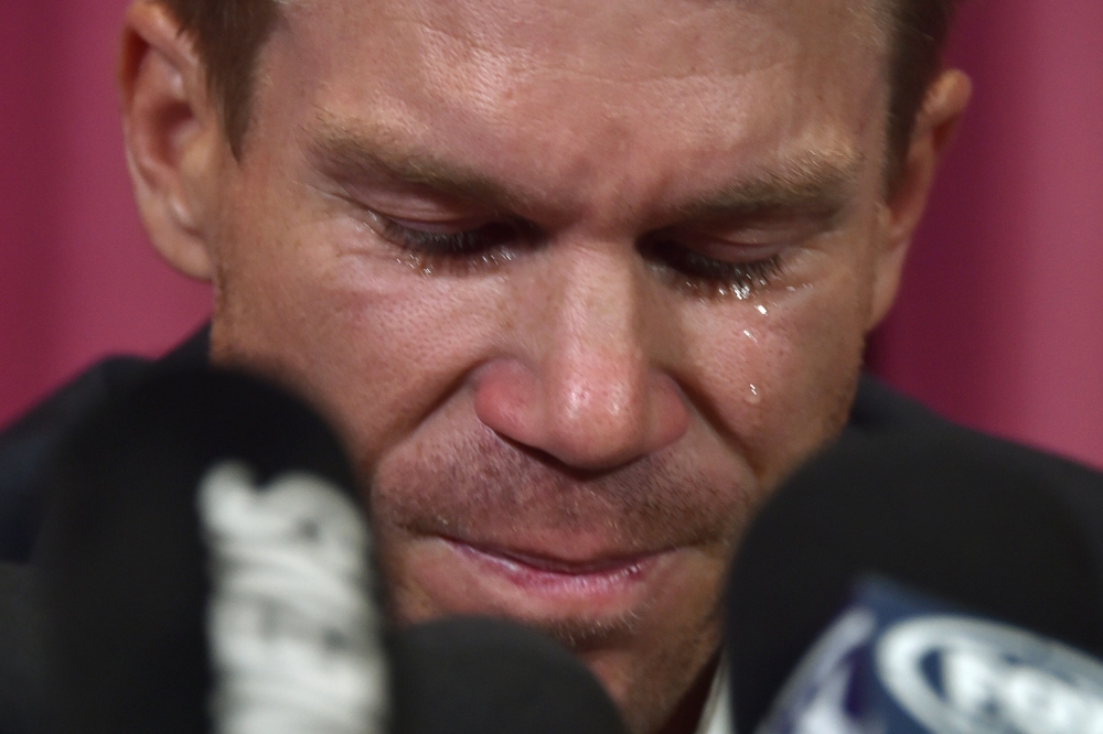 Australian cricketer David Warner cries during a press conference at the Sydney Cricket Ground (SCG) in Sydney on March 31, 2018, after his return from South Africa. AFP / PETER PARKS