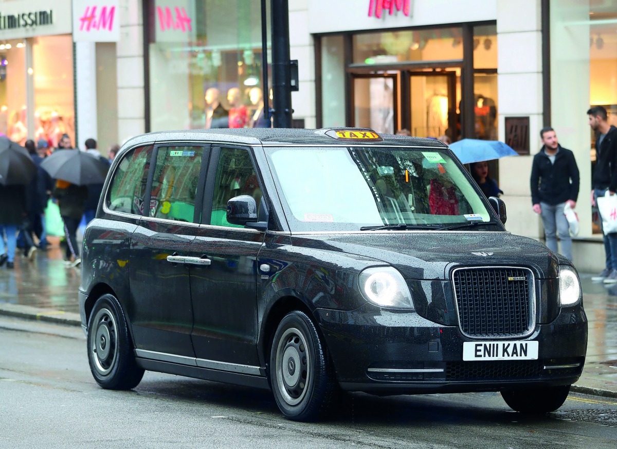 A London Electric Vehicle Company (LEVC) TX electric black taxi driving on the streets of central London, Britain, April 2, 2018. Reuters/Hannah McKay