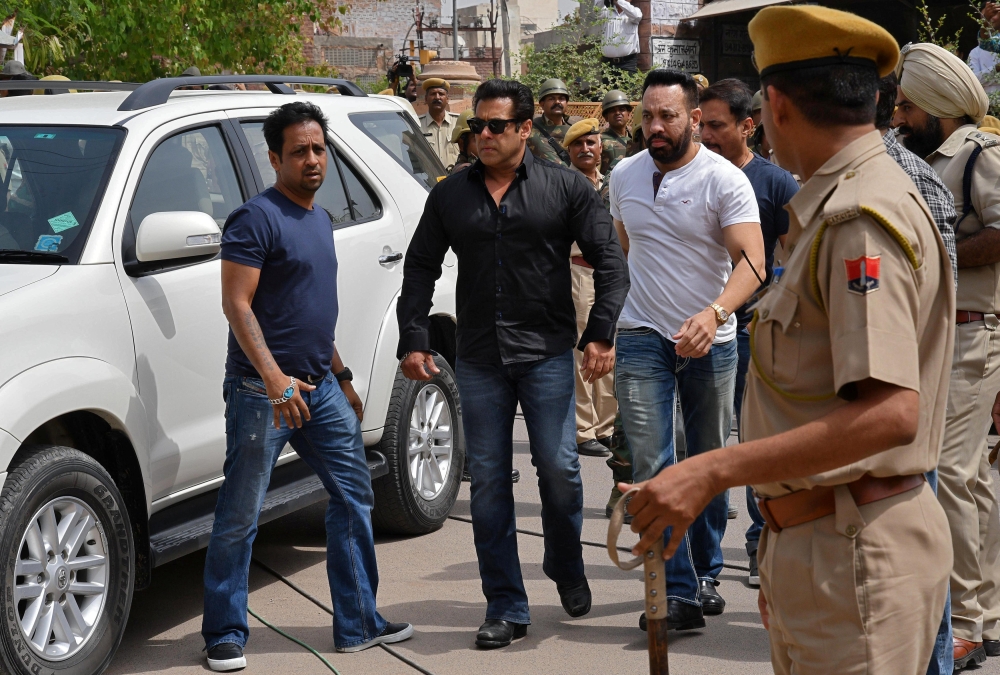 Bollywood actor Salman Khan (2nd L) arrives at a court in Jodhpur in the western state of Rajasthan, India, April 5, 2018. Reuters / Stringer