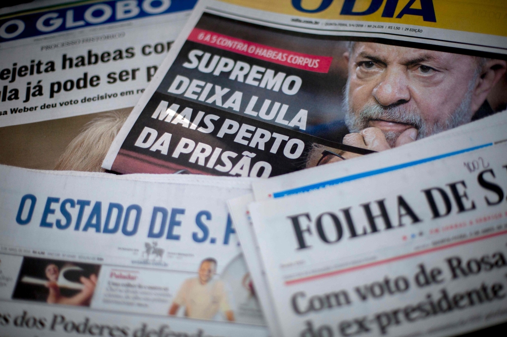 Brazilian newspapers headline the decision of the Brazilian Supreme Court (STF) that denied an habeas corpus petition for Brazilian former president Luiz Inacio Lula da Silva, in Rio de Janeiro, Brazil, on April 5, 2018.  AFP / Mauro Pimentel