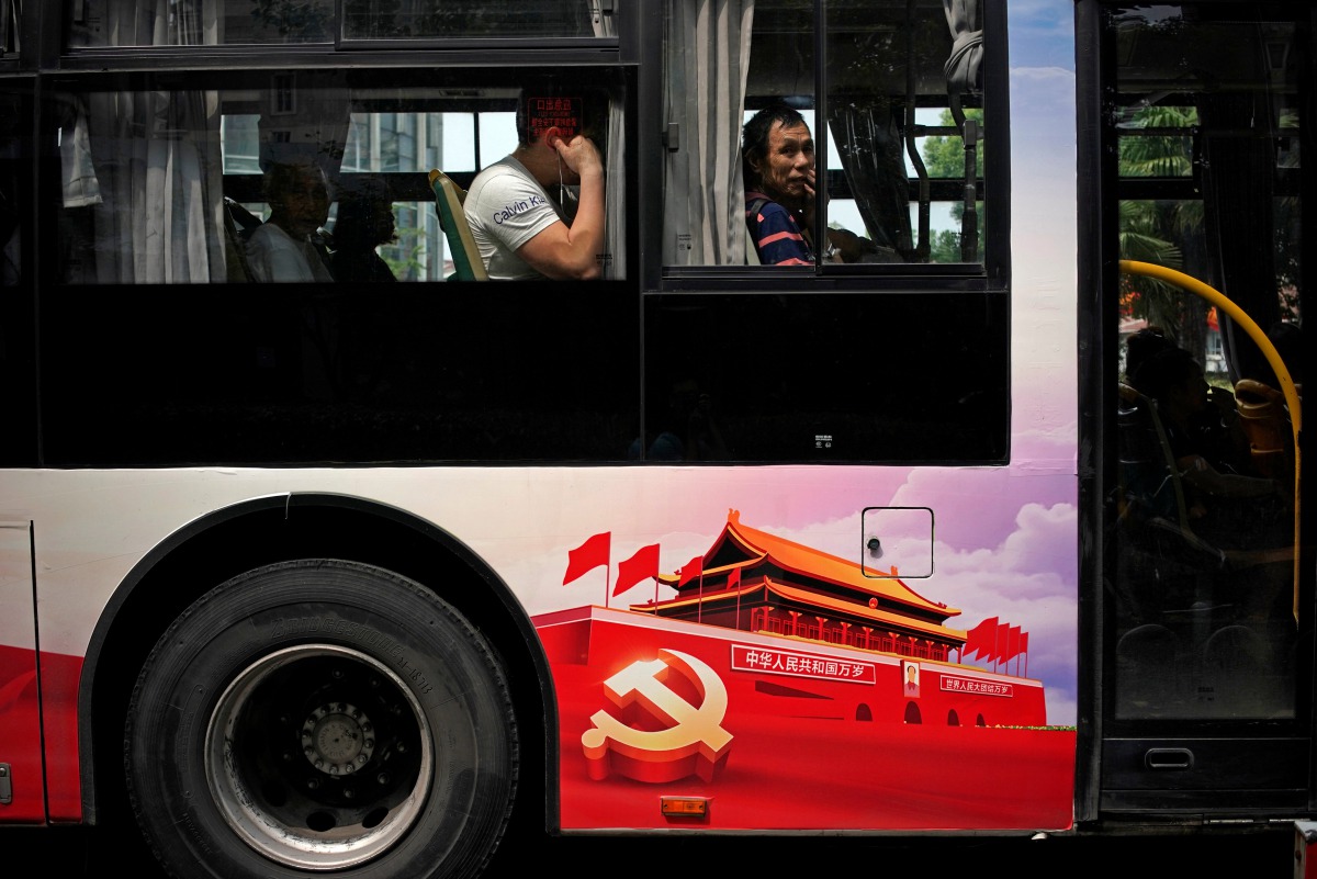 Passengers are seen on a bus promoting the 19th National Congress of the Communist Party of China in Shanghai, China, September 26, 2017. (Reuters / Aly Song) 