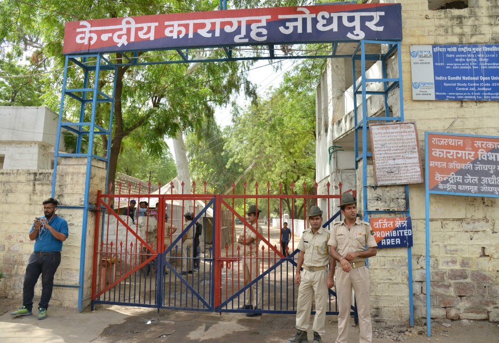 Indian police stand outside Jodhpur Central Jail where Bollywood actor Salman Khan is detained in Jodhpur on April 6, 2018.  / AFP /