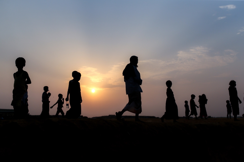  Silhouettes of Rohingya refugees are seen at Kutupalong refugee camp in Maynar Guna, near Cox's Bazar, Bangladesh on April 07, 2018. ( Arif Hüdaverdi Yaman - Anadolu Agency )